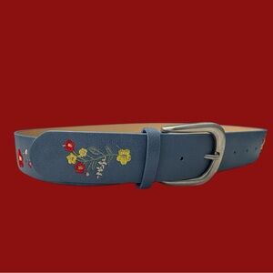 NWT FAUX LEATHER WESTERN STYLE EMBROIDERED FLORAL BELT IN DUSTY BLUE